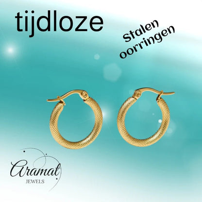 Goudkleurige RVS Hoepeloorbellen met Textuur - 18 mm - Aramat Jewels - Oorringen - cadeautip