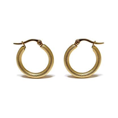 Goudkleurige RVS Hoepeloorbellen met Textuur - 22 mm - Aramat Jewels - Oorringen - cadeautip