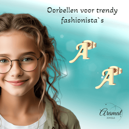 Goudkleurige RVS Letter A oorstekers 10mm - Aramat Jewels - Oorbellen - cadeautip