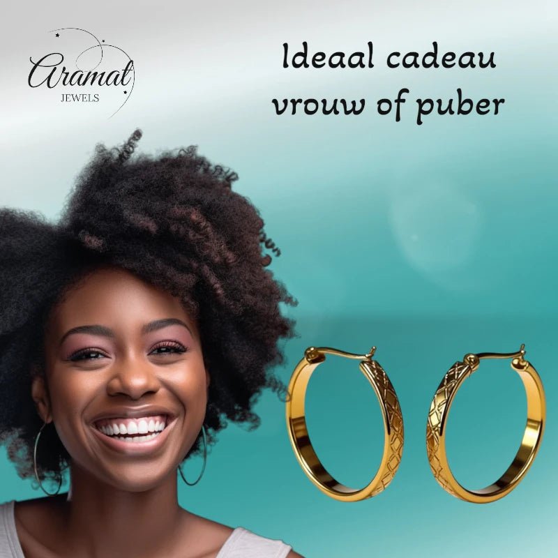 Goudkleurige RVS Oorringen met Ruitjesmotief (25 mm) - Aramat Jewels - Oorringen - cadeautip
