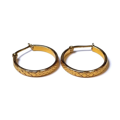 Goudkleurige RVS Oorringen met Ruitjesmotief (25 mm) - Aramat Jewels - Oorringen - cadeautip