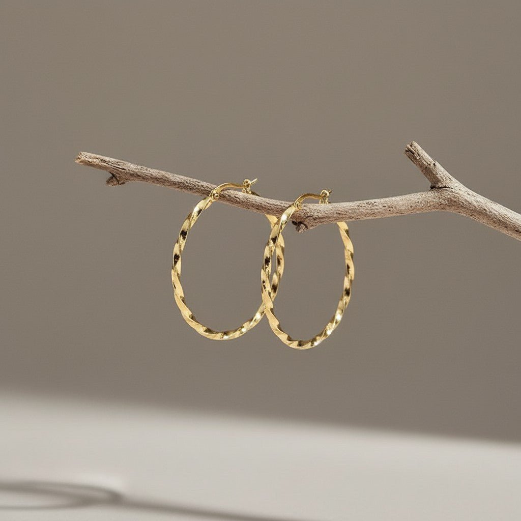 Goudkleurige RVS Swirl Hoepeloorbellen - 35 mm - Aramat Jewels - Oorbellen - cadeautip