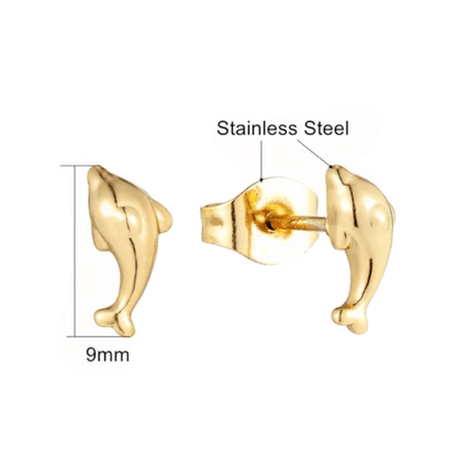 Goudkleurige oorbellen in de vorm van een dolfijn met roestvrijstalen stiften.