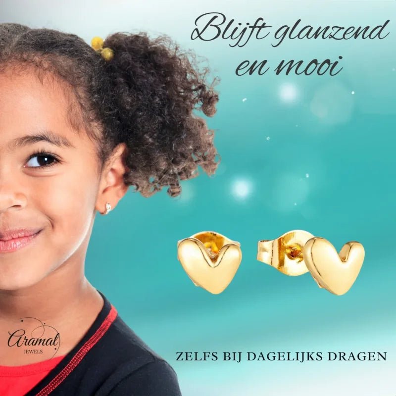 Gouden hartvormige oorbellen.