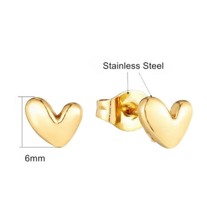 Goudkleurige hartvormige oorbellen met roestvrijstalen stiften.