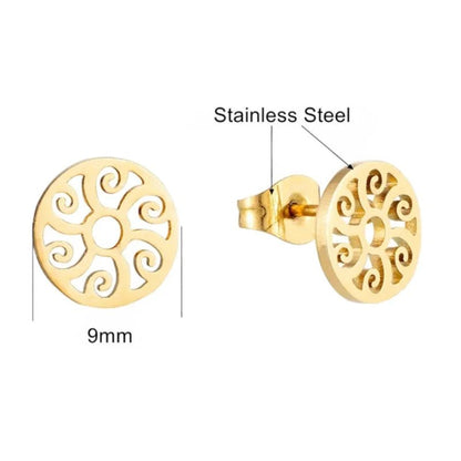 Goudkleurige oorbellen van roestvrij staal met een cirkelvormig filigraanontwerp.