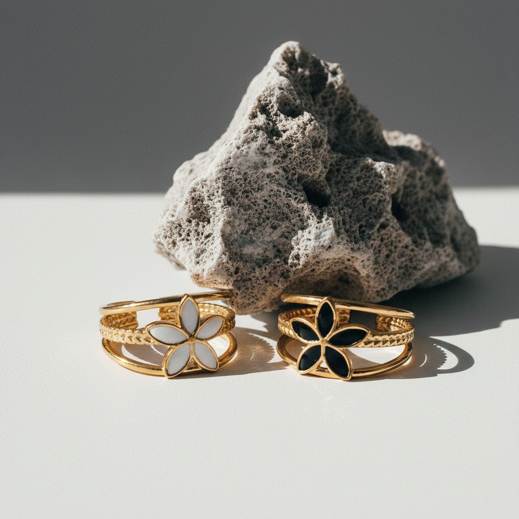 Goudkleurige Verstelbare Ring met Emaille Bloem - Triple Design (12 mm) - Aramat Jewels - Ringen - cadeautip