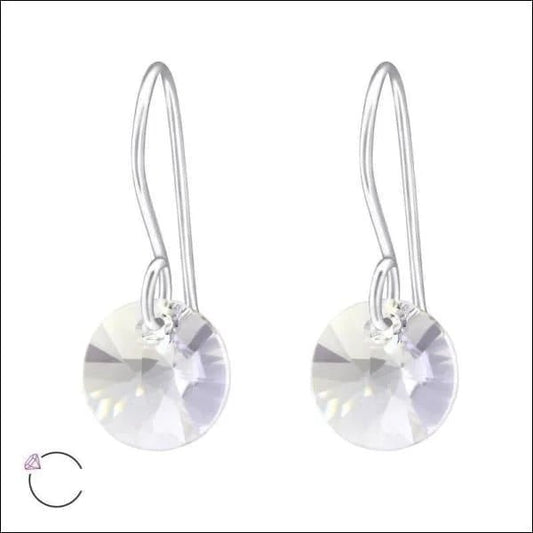 Een paar oorbellen met een kristallen steen eraan