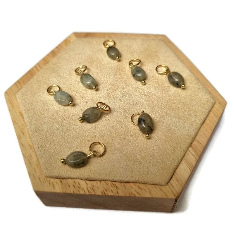 Een houten doos met een bos groene en gele edelstenen