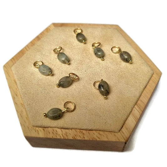 Een houten doos met een bos groene en gele edelstenen