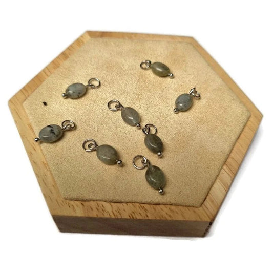 Een houten doosje met een bos groene glazen kralen