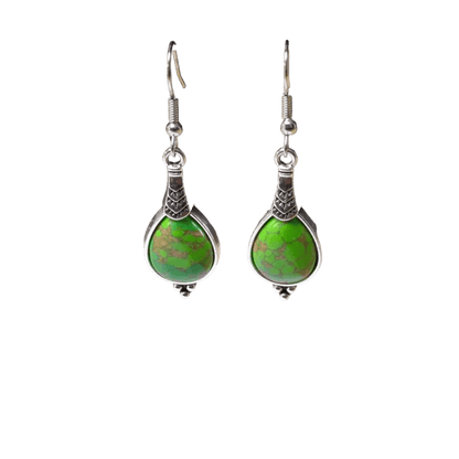 Een paar oorbellen met groen en zilverkleurig glas