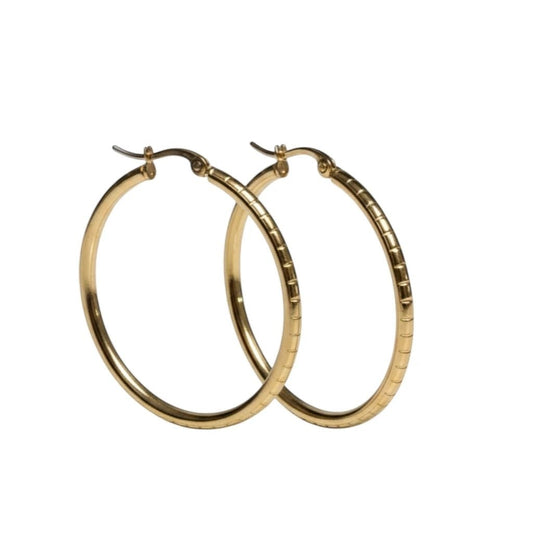 Grote Hoop Oorbellen Goudkleurig RVS met Streepjesmotief (40 mm) - Aramat Jewels - Oorringen - cadeautip