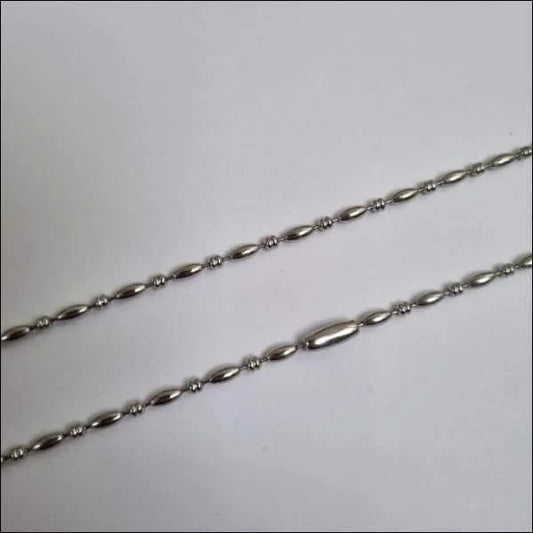 Een zilveren ketting met een zilveren bal eraan