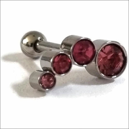 Een paar oorbellen van rode steen