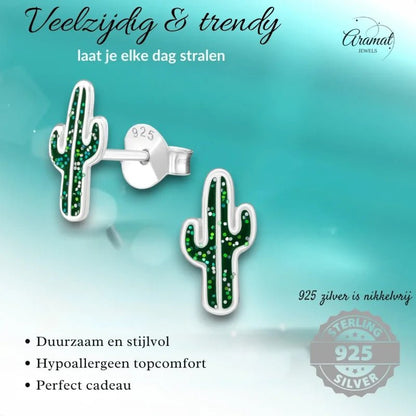 Cactusvormige zilveren oorbellen met groene glitters.