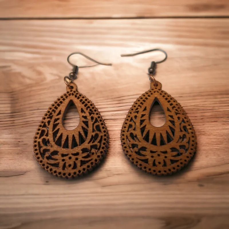 De oorbellen van hout