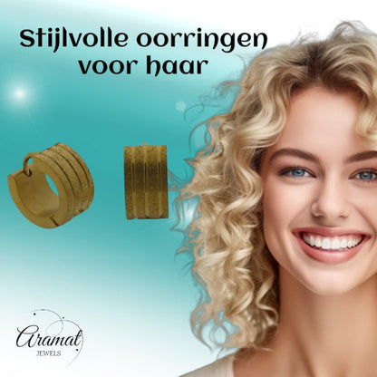 Huggies – Goudkleurig RVS Gediamanteerd met Sandblasted Streepjes - Aramat Jewels - Oorringen - cadeautip