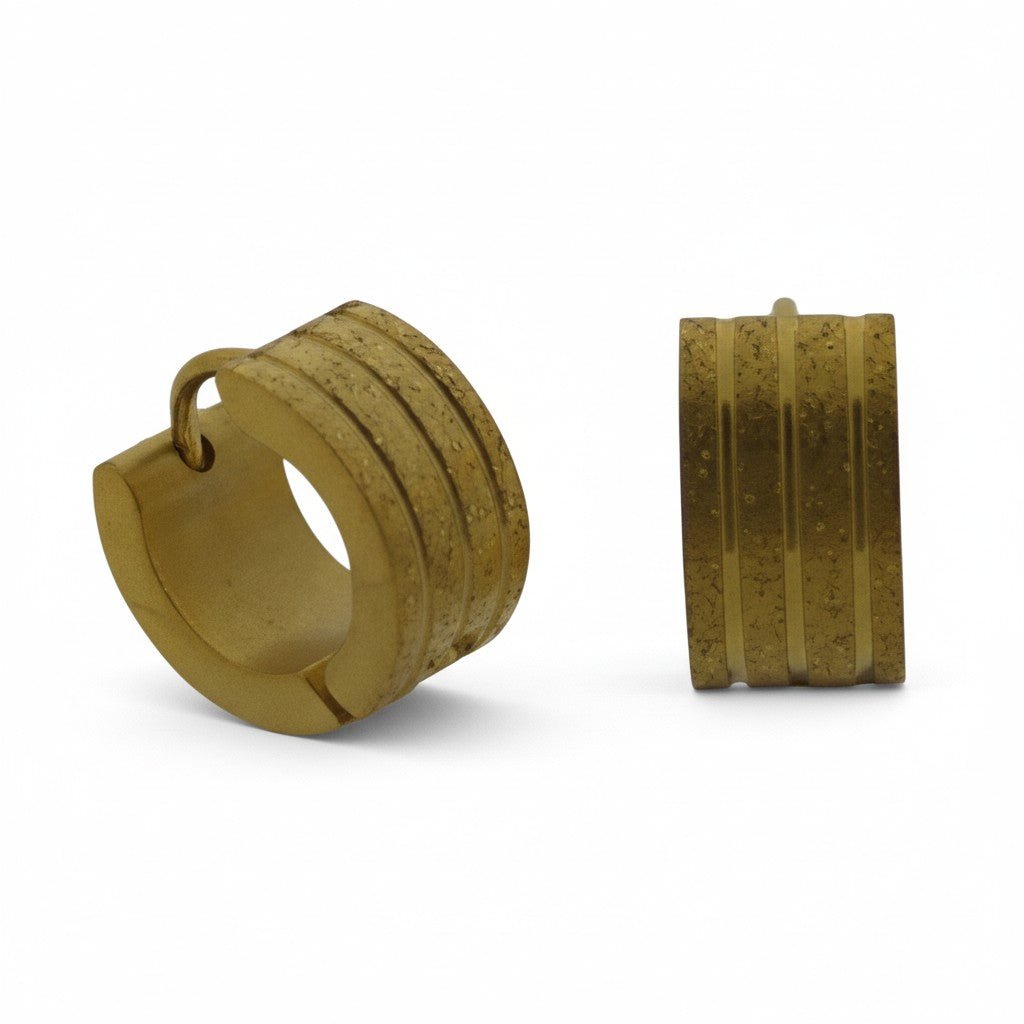 Huggies – Goudkleurig RVS Gediamanteerd met Sandblasted Streepjes - Aramat Jewels - Oorringen - cadeautip