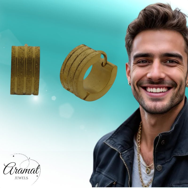 Huggies – Goudkleurig RVS Gediamanteerd met Sandblasted Streepjes - Aramat Jewels - Oorringen - cadeautip