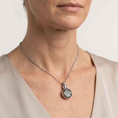 Keltische ronde ashanger staal triquetra zwart - Aramat Jewels - Gedenkhangers - cadeautip