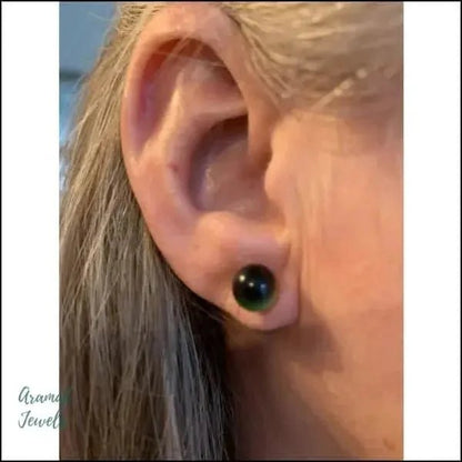 Een vrouw met een zwarte oorpiercing