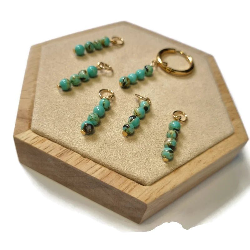 Een houten kist met drie ringen en een groene bea