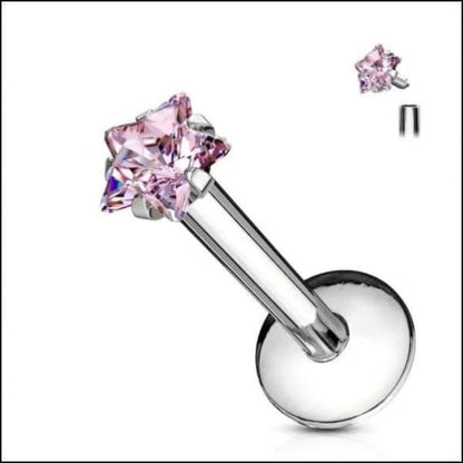 Een paar roze kristallen neuspiercings met een enkele roze kristal