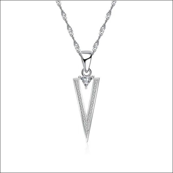 Een diamanten hanger met een driehoekige hanger