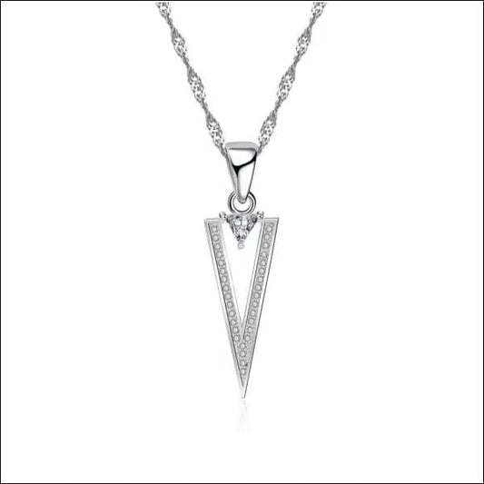 Een diamanten hanger met een driehoekige hanger