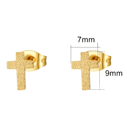 Gouden kruisvormige oorbellen met een gestructureerd oppervlak.