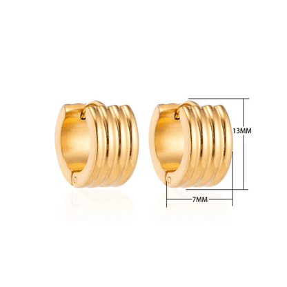 Een paar vergulde oorbellen met een klein rond ontwerp