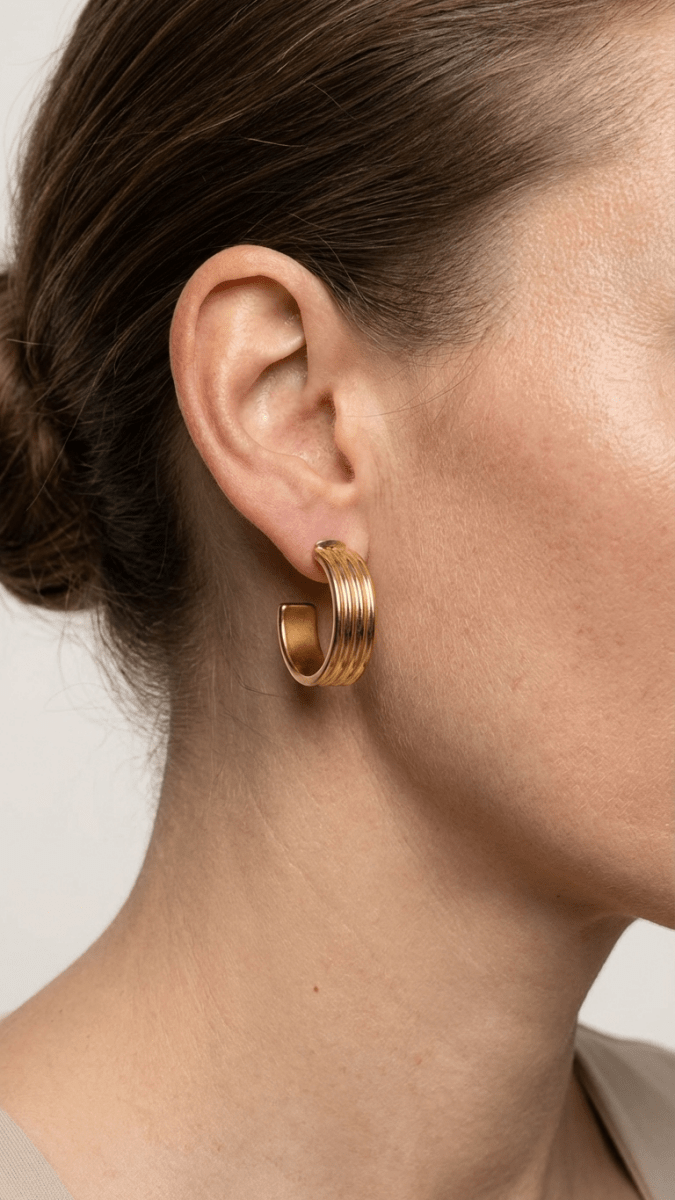 Oorbellen – 23mm Half - Hoop Streeprelief RVS Goudkleur Dames - Aramat Jewels - Oorringen - cadeautip