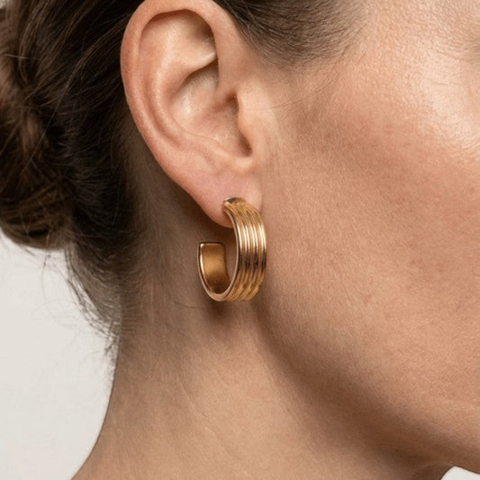 Oorbellen – 23mm Half - Hoop Streeprelief RVS Goudkleur Dames - Aramat Jewels - Oorringen - cadeautip