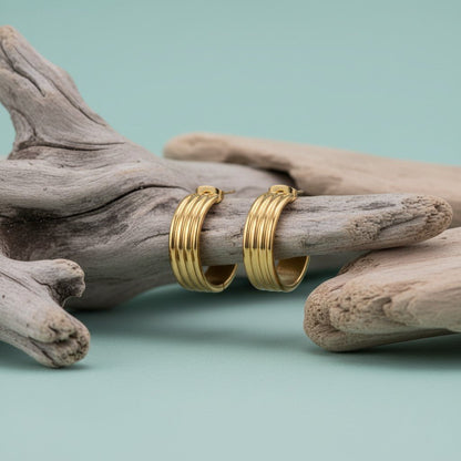 Oorbellen – 23mm Half - Hoop Streeprelief RVS Goudkleur Dames - Aramat Jewels - Oorringen - cadeautip