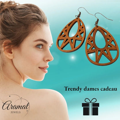 Oorbellen – Elegante Houten Oorhangers Druppelvorm Bruin Opgewerkt Motief Dames - Aramat Jewels - Oorhangers - cadeautip
