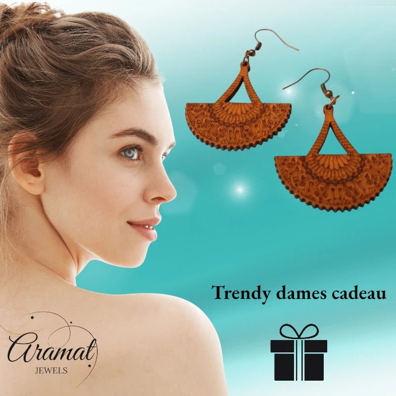 Oorbellen – Elegante Houten Oorhangers Waaiervorm Bruin Opgewerkt Motief Dames - Aramat Jewels - Oorhangers - cadeautip
