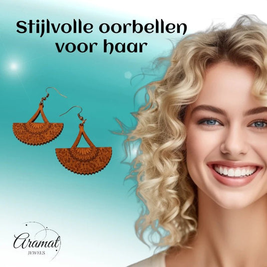 Oorbellen – Elegante Houten Oorhangers Waaiervorm Bruin Opgewerkt Motief Dames - Aramat Jewels - Oorhangers - cadeautip