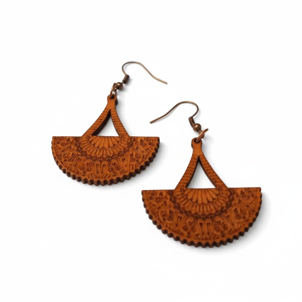 Oorbellen – Elegante Houten Oorhangers Waaiervorm Bruin Opgewerkt Motief Dames - Aramat Jewels - Oorhangers - cadeautip