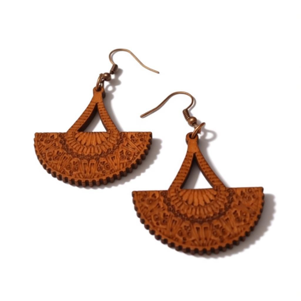 Oorbellen – Elegante Houten Oorhangers Waaiervorm Bruin Opgewerkt Motief Dames