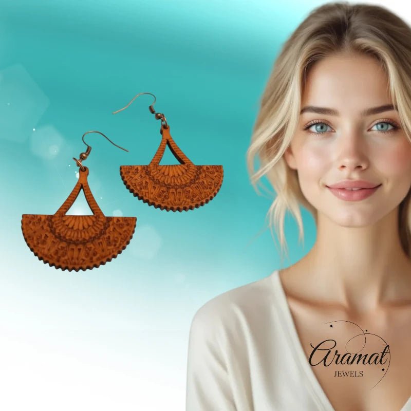 Oorbellen – Elegante Houten Oorhangers Waaiervorm Bruin Opgewerkt Motief Dames - Aramat Jewels - Oorhangers - cadeautip