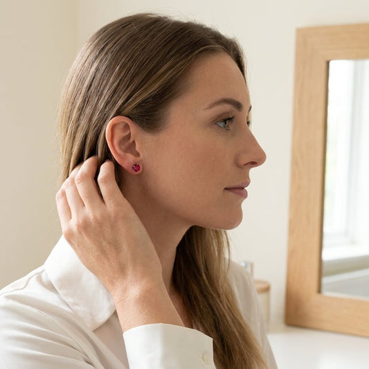 Oorbellen – RVS Roségoudkleur met Rode Vierkante Zirkonia (3mm) - Aramat Jewels - Oorbellen - cadeautip