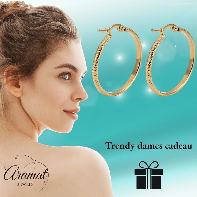Oorringen – 25mm Creool Puntjes Patroon RVS Goudkleur Dames - Aramat Jewels - Oorringen - cadeautip
