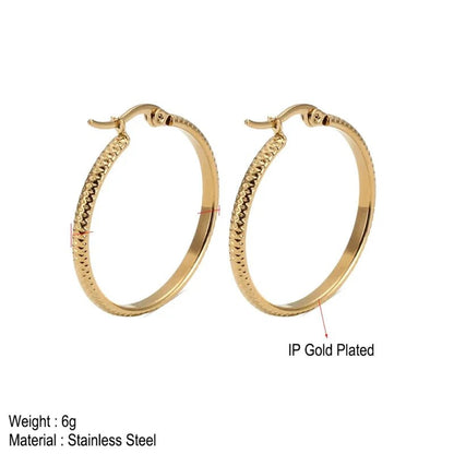 Oorringen – 25mm Creool Puntjes Patroon RVS Goudkleur Dames - Aramat Jewels - Oorringen - cadeautip