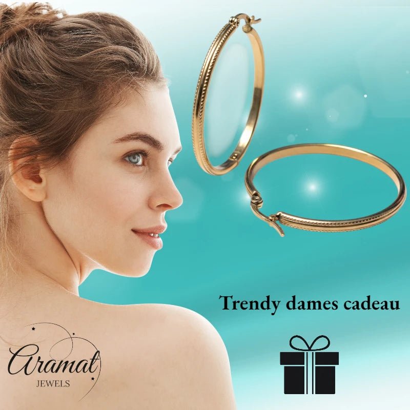 Oorringen – 40mm Hoepel Bewerkt RVS Goudkleur Dames - Aramat Jewels - Oorringen - cadeautip