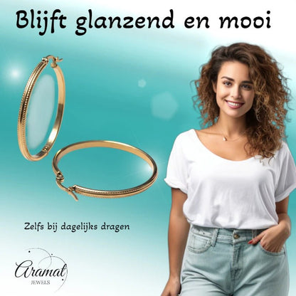 Oorringen – 40mm Hoepel Bewerkt RVS Goudkleur Dames - Aramat Jewels - Oorringen - cadeautip