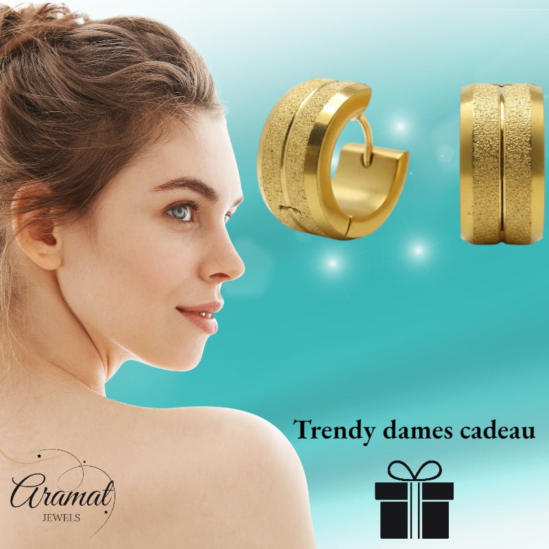 Oorringen – Goudkleurig Staal Sandblasted Strepen (13x7mm) - Aramat Jewels - Oorringen - cadeautip