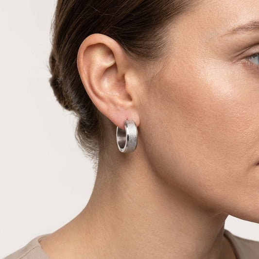Oorringen – Huggie RVS 20mm Sandblasted Zilverkleur - Aramat Jewels - Oorringen - cadeautip