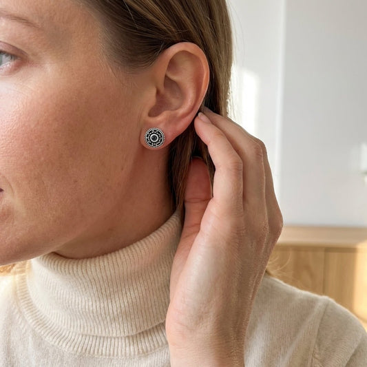 Oorstekers – Sterling Zilver Bali Etnisch Donker Blauw Kristal 9mm Rond Geoxideerd - Aramat Jewels - Oorbellen - cadeautip