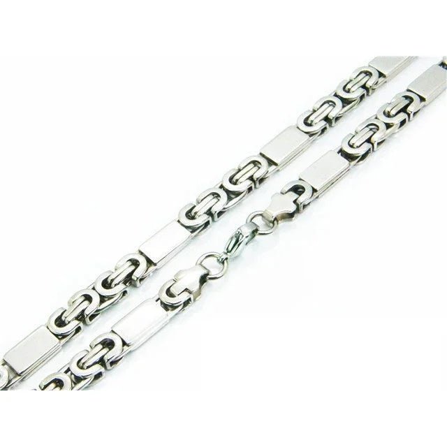 Een zilveren ketting met een schakel